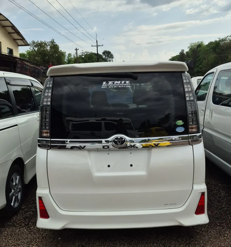 Toyota Voxy 2014 5