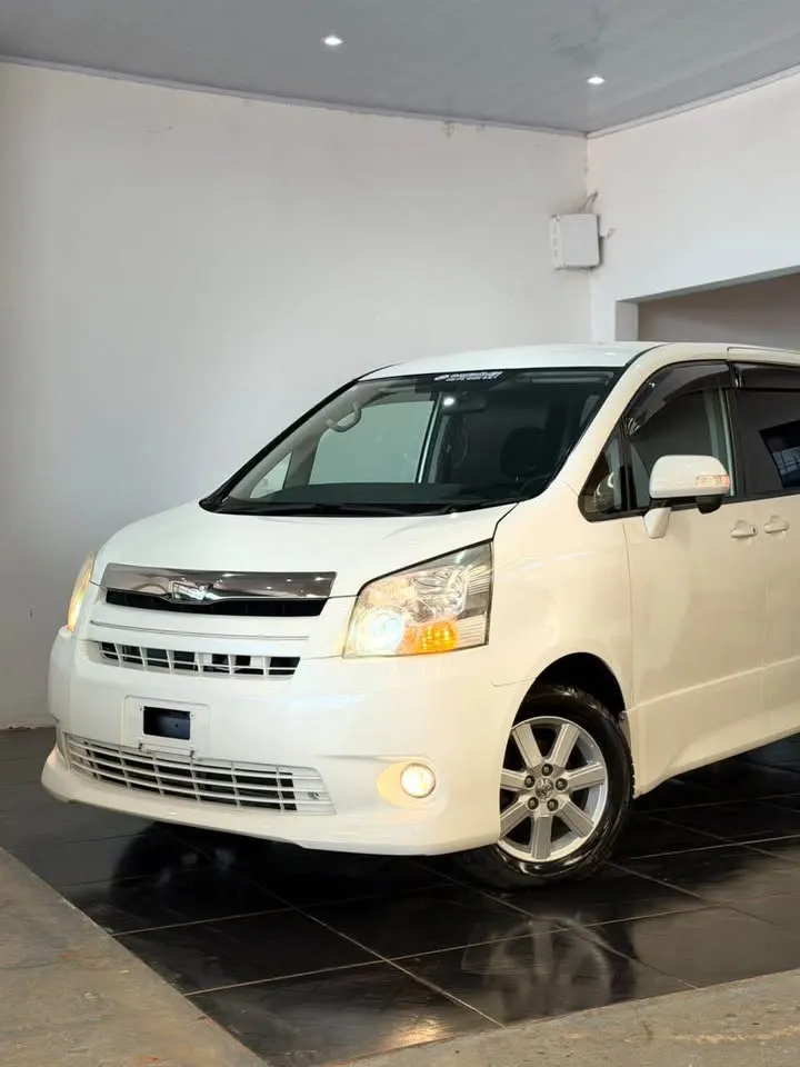 Toyota Noah 2008