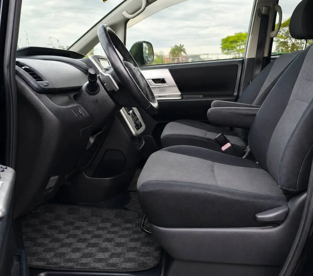 Toyota Voxy 2010