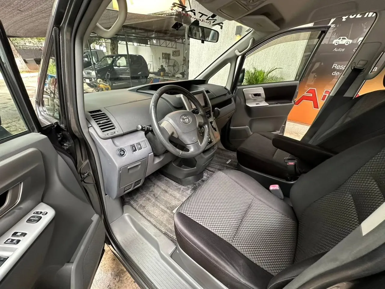 Toyota Noah 2007