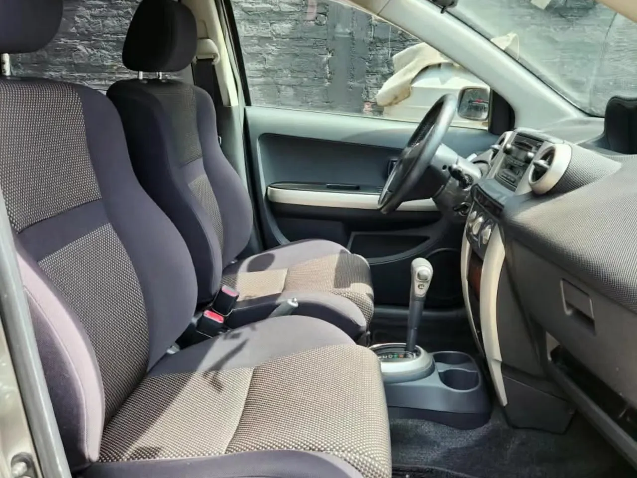 Toyota ist 2002