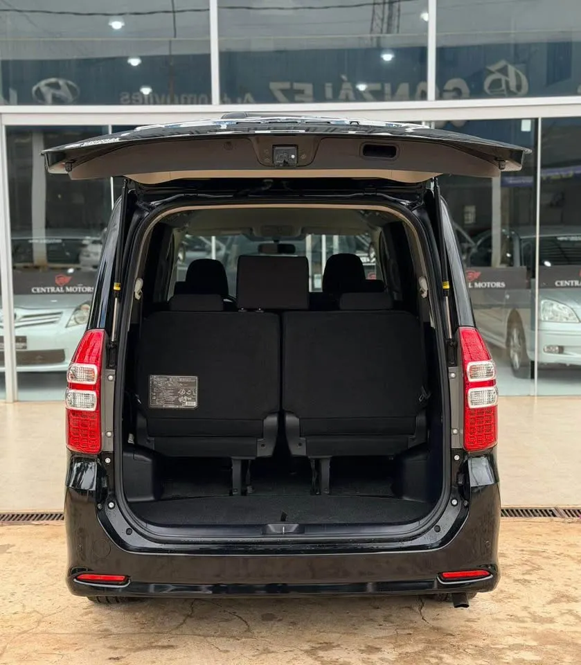 Toyota Noah 2012