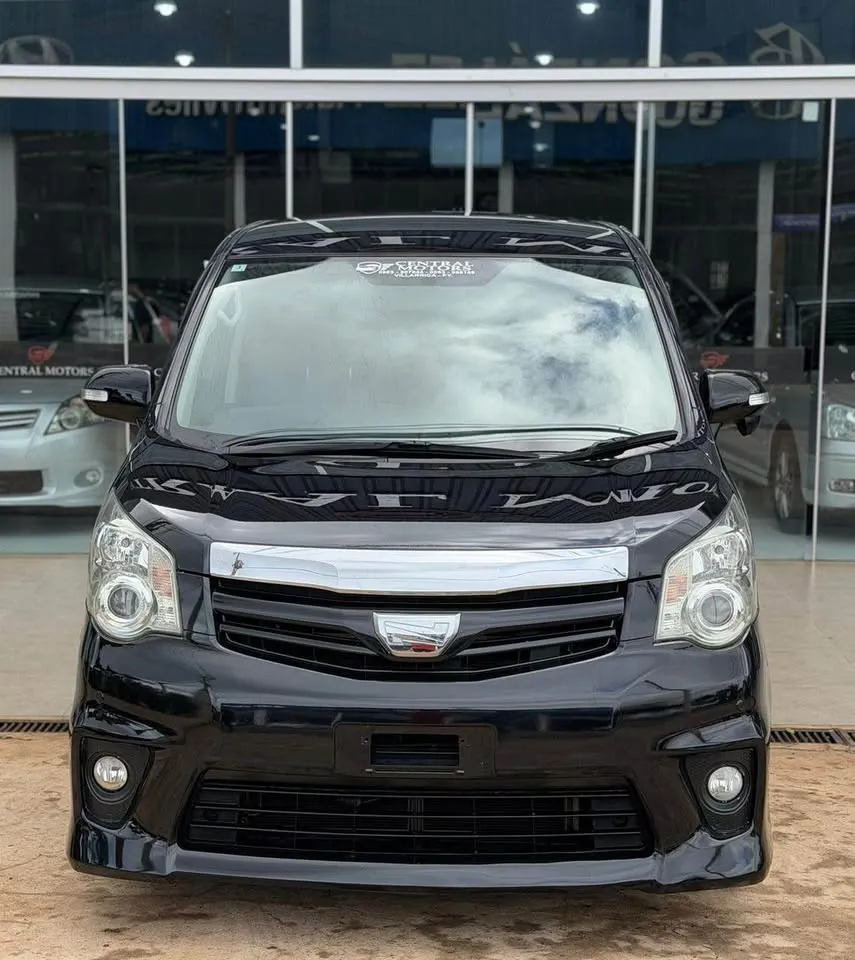 Toyota Noah 2012