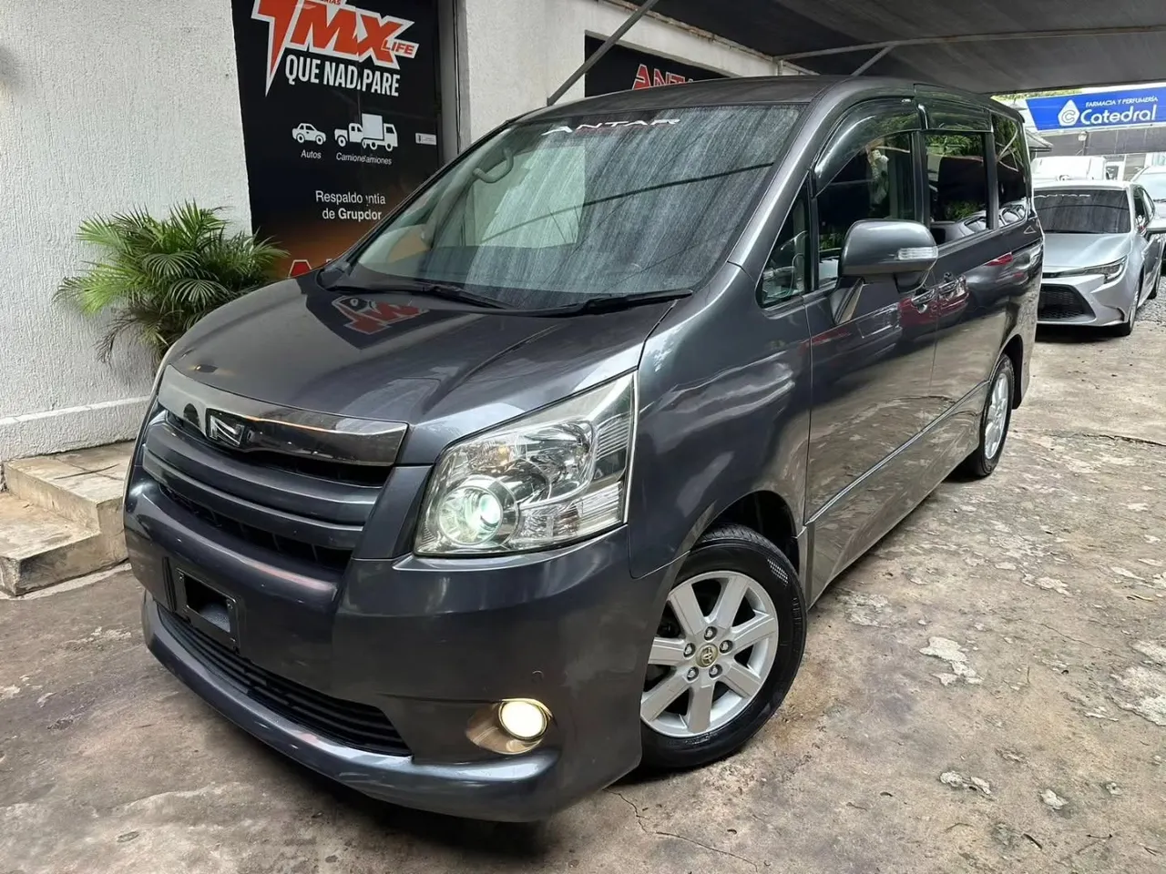 Toyota Noah 2007