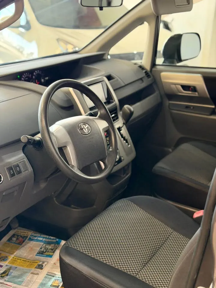 Toyota Noah 2009