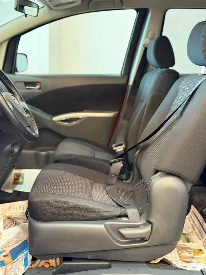 Toyota Isis 2012