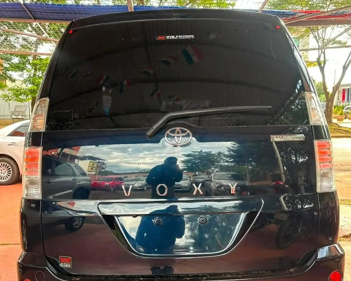 Toyota Voxy 2006