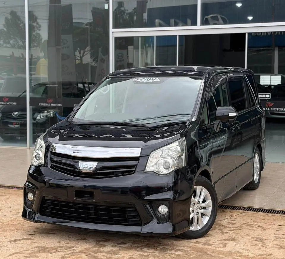 Toyota Noah 2012