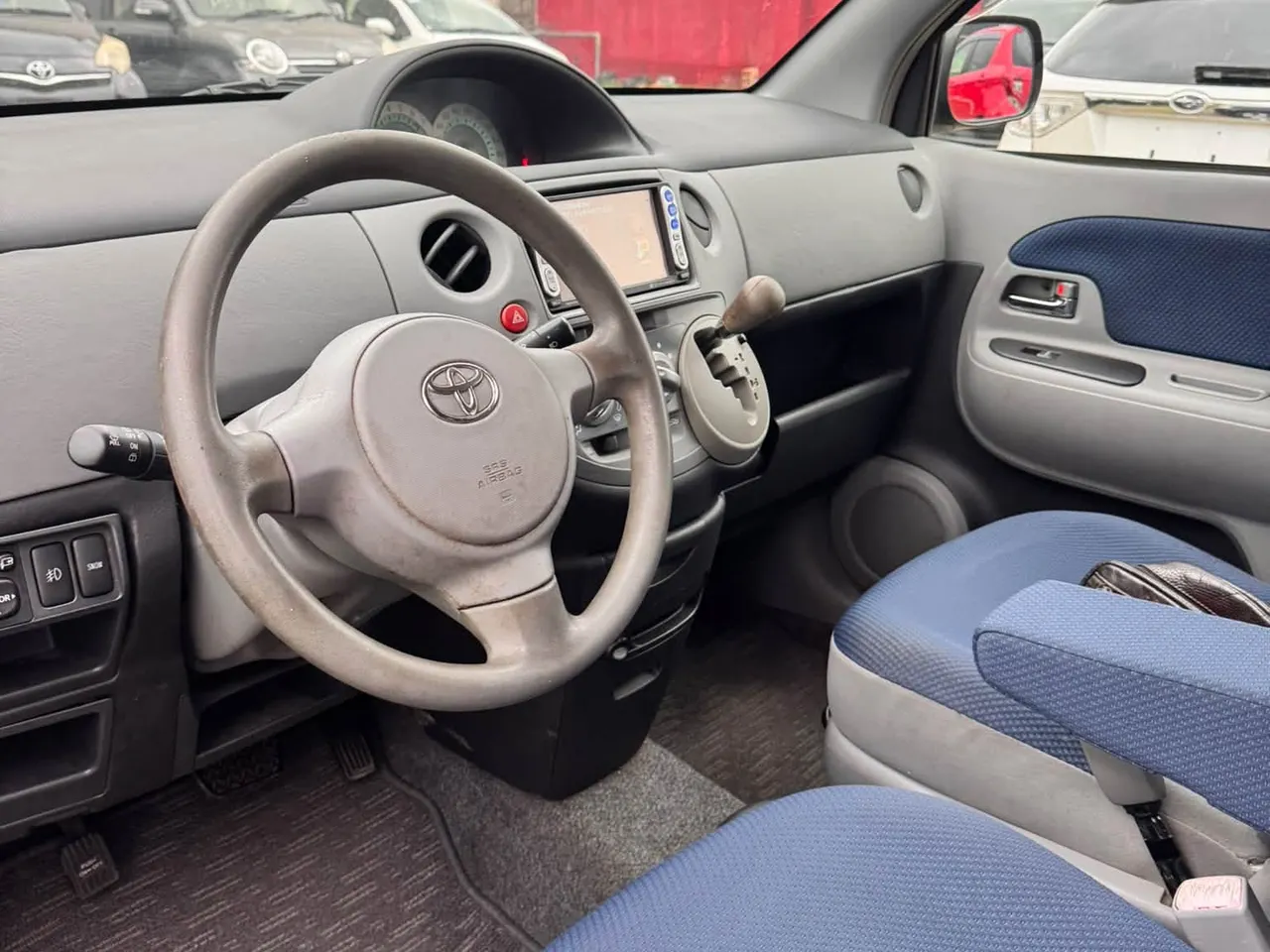 Toyota Sienta 2004