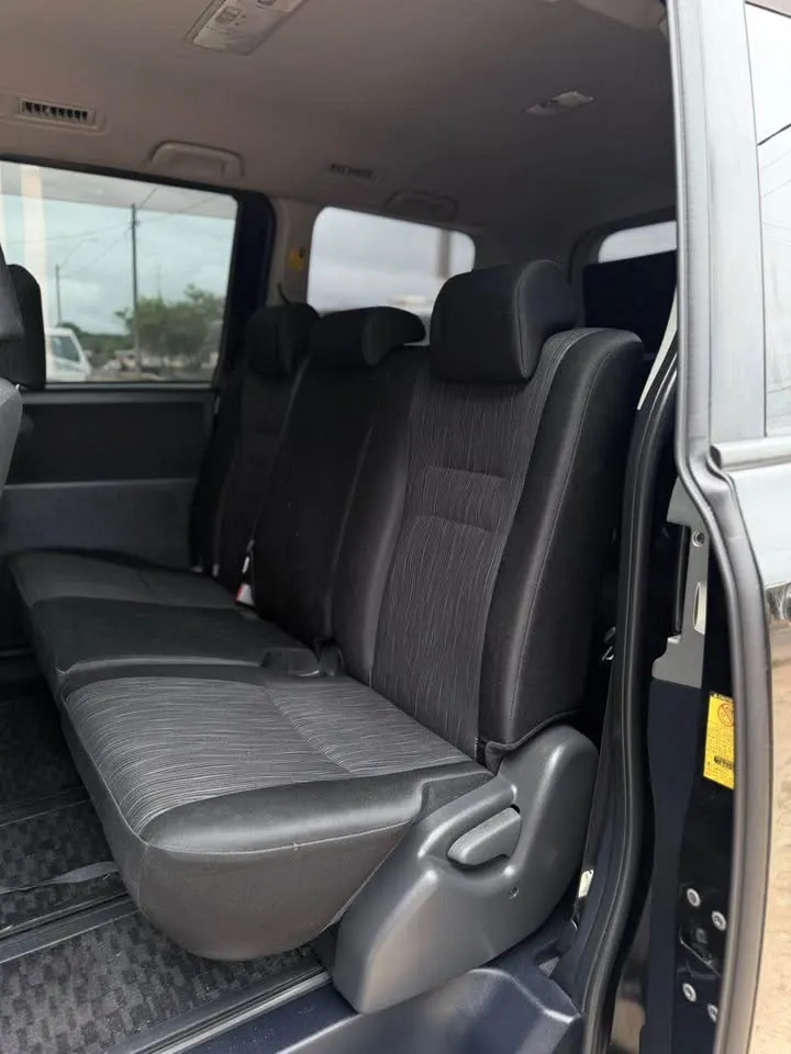 Toyota Noah 2012