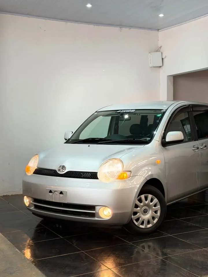 Toyota Sienta 2006
