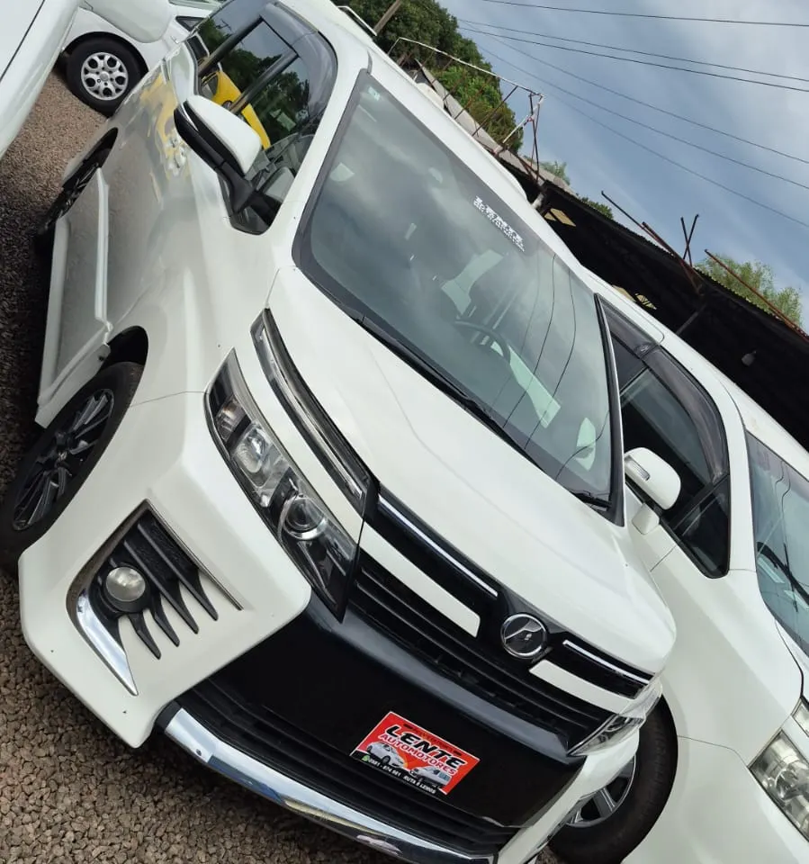 Toyota Voxy 2014 5