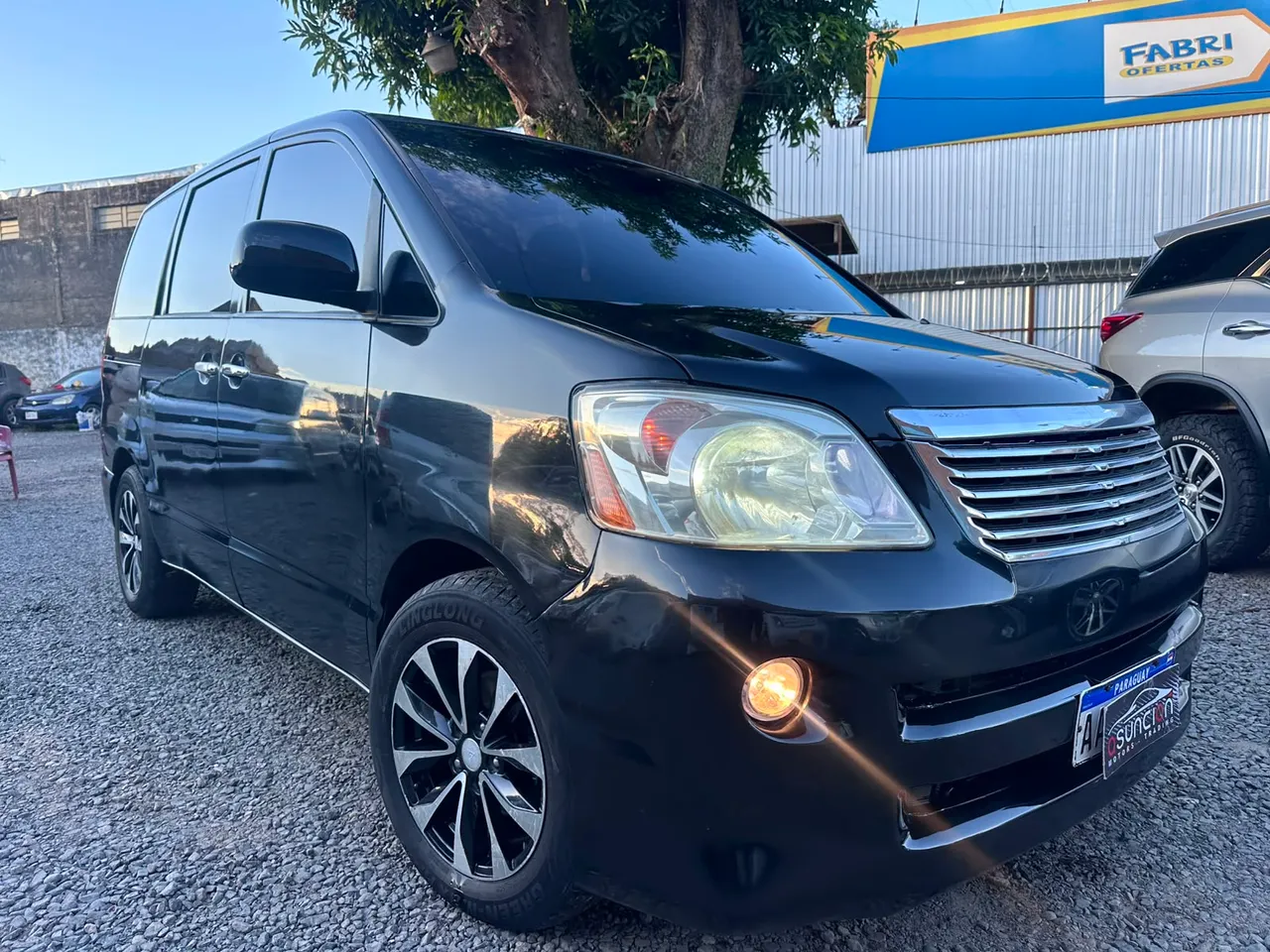 Toyota Noah 2005