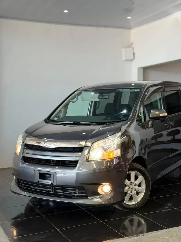 Toyota Noah 2009