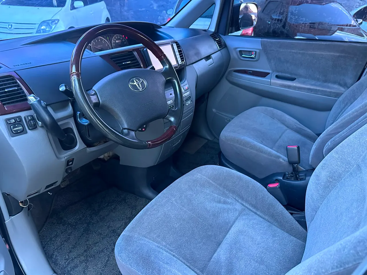 Toyota Noah 2005
