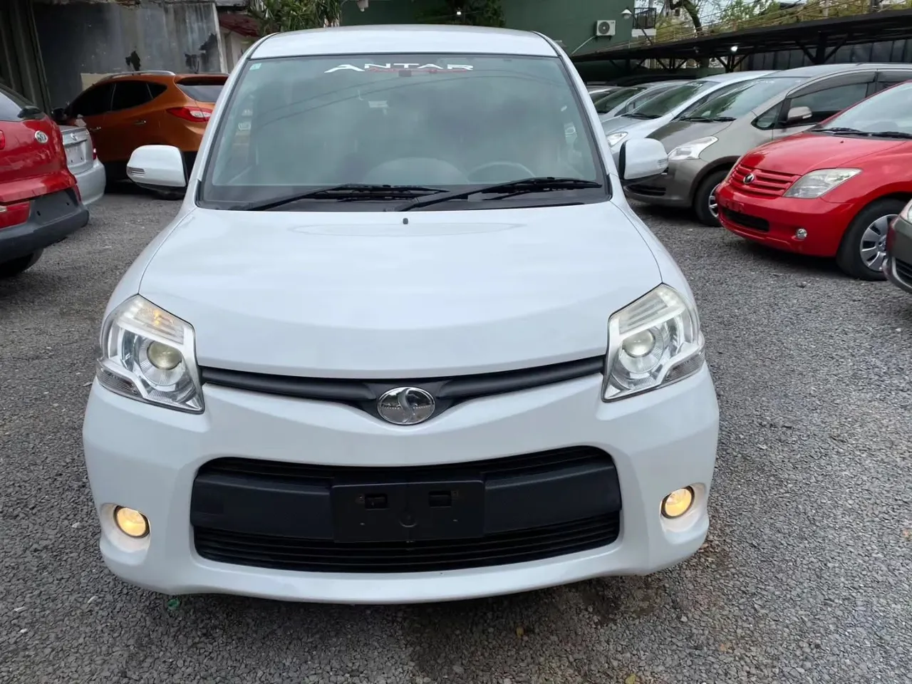 Toyota Sienta 2013
