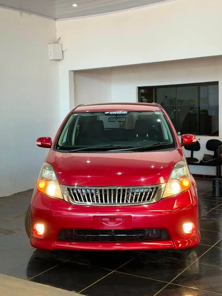 Toyota Isis 2012