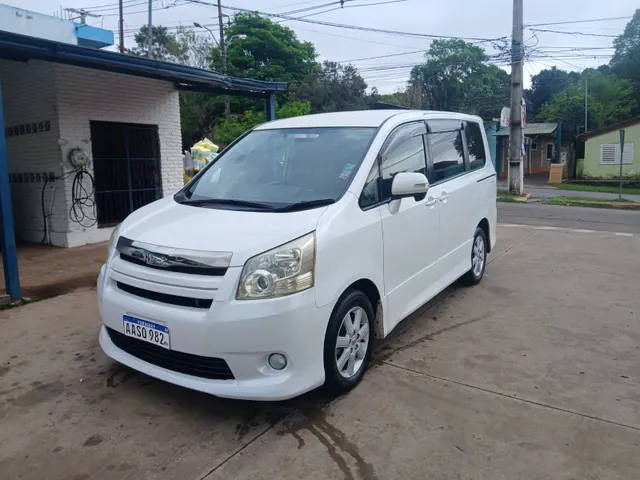 Toyota Noah 2008