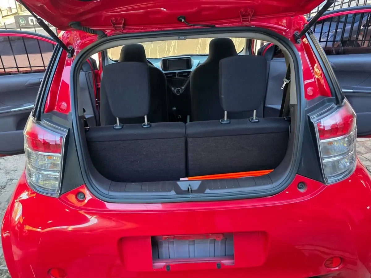 Toyota iQ 2010 Full equipo
