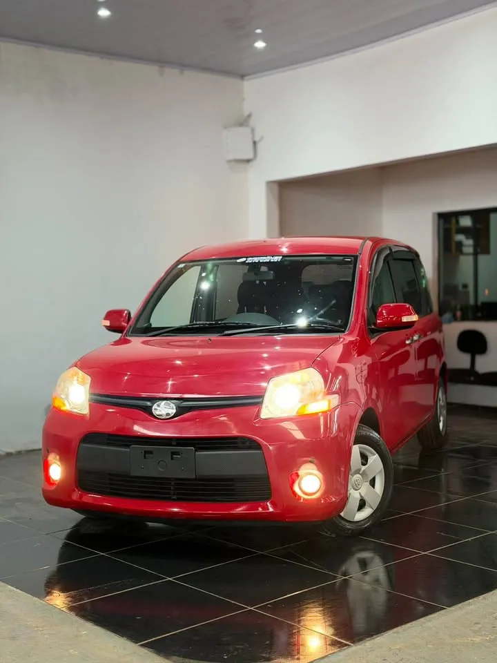 Toyota Sienta 2011