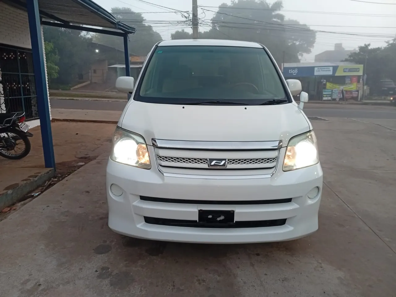Toyota Noah 2006