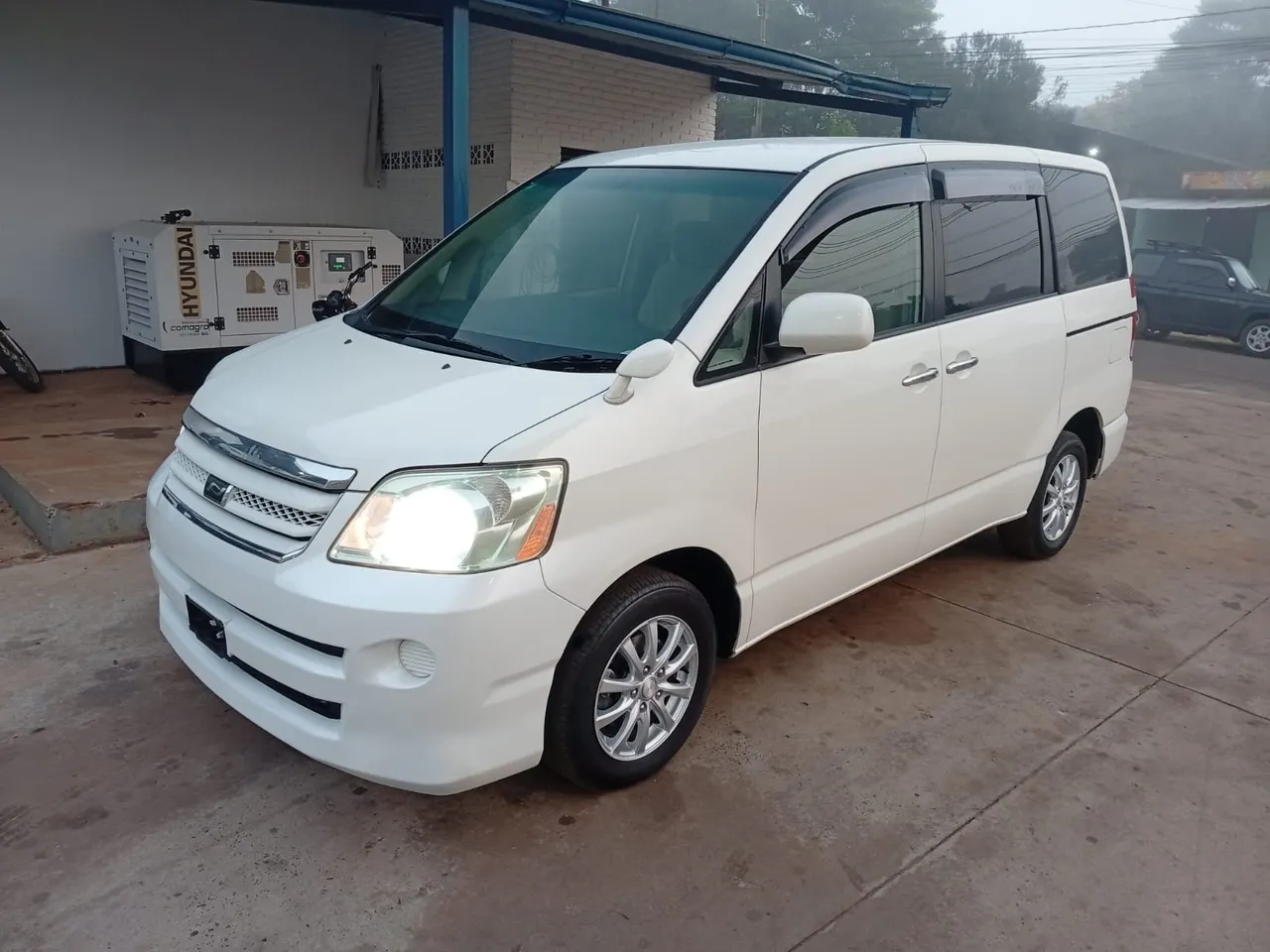 Toyota Noah 2006