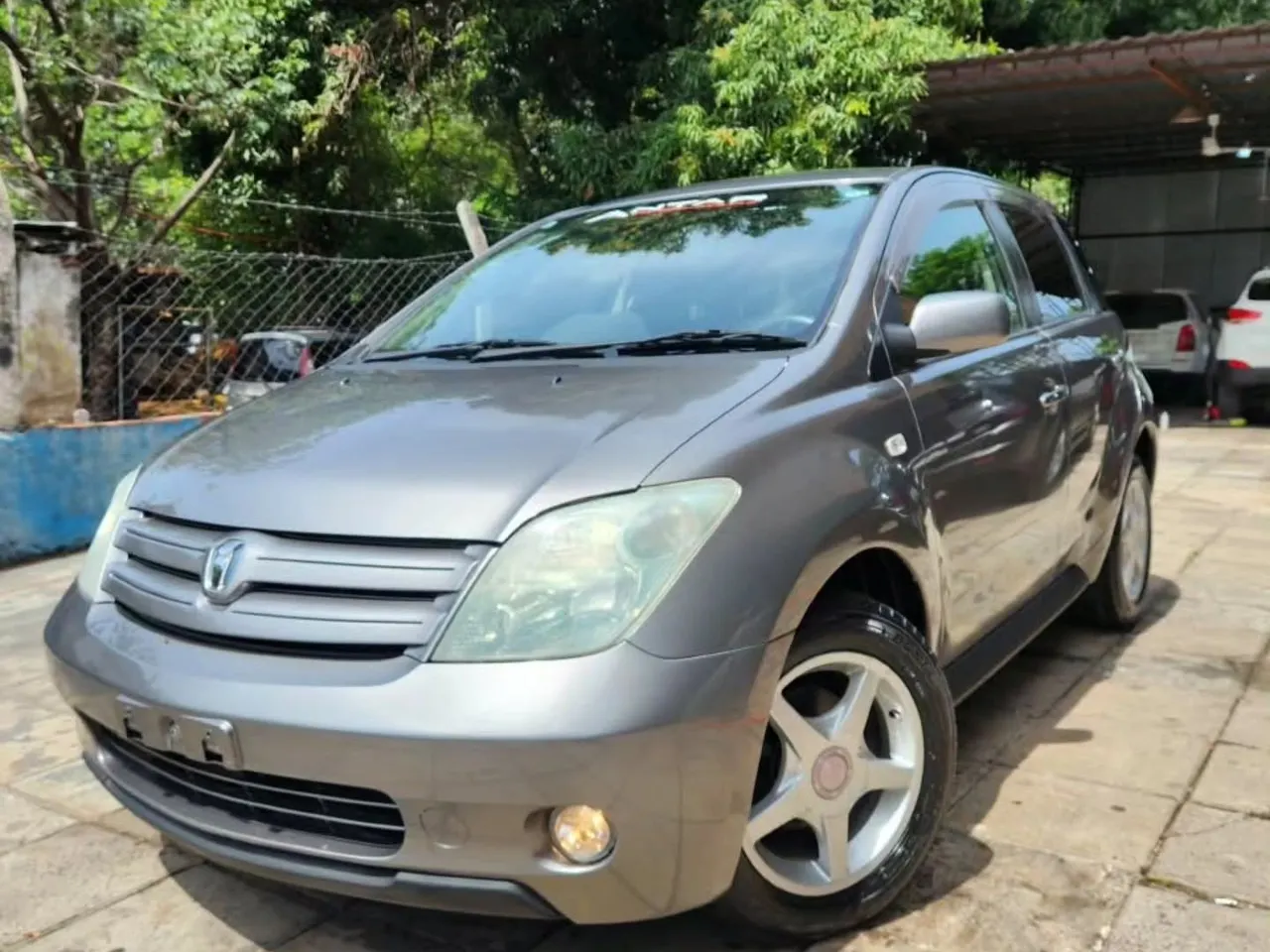Toyota ist 2002