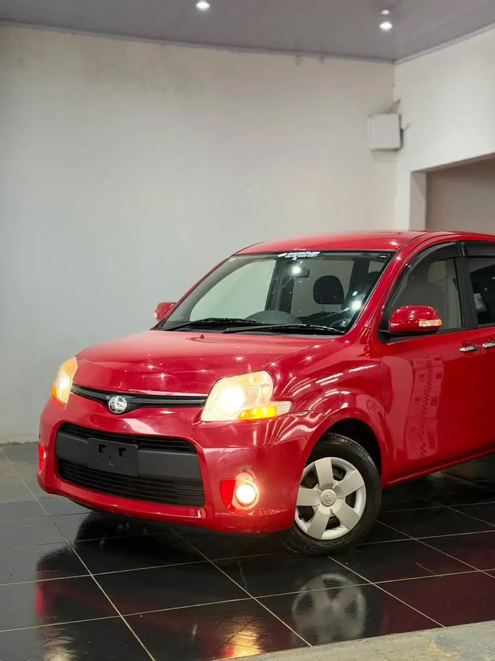 Toyota Sienta 2011