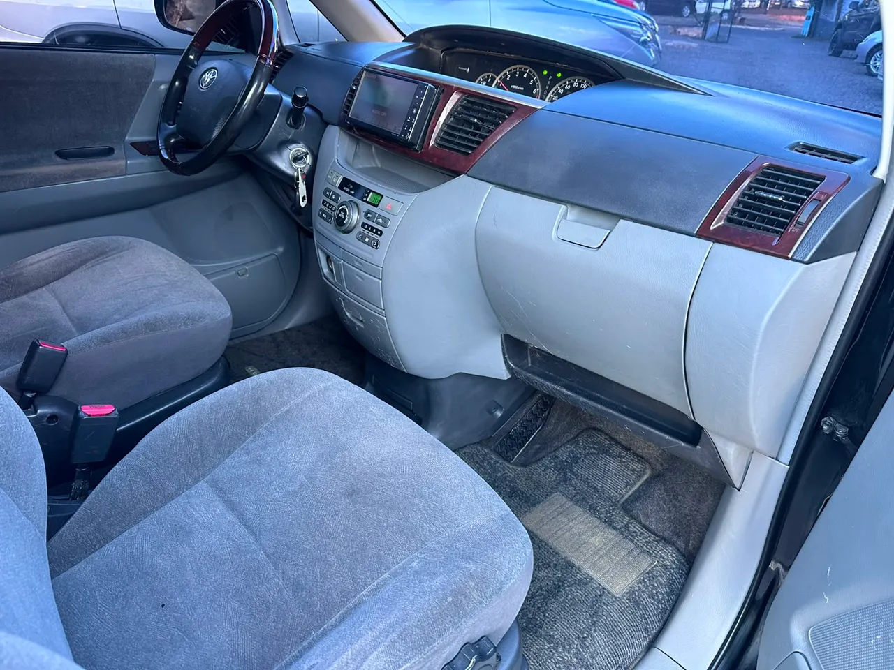 Toyota Noah 2005