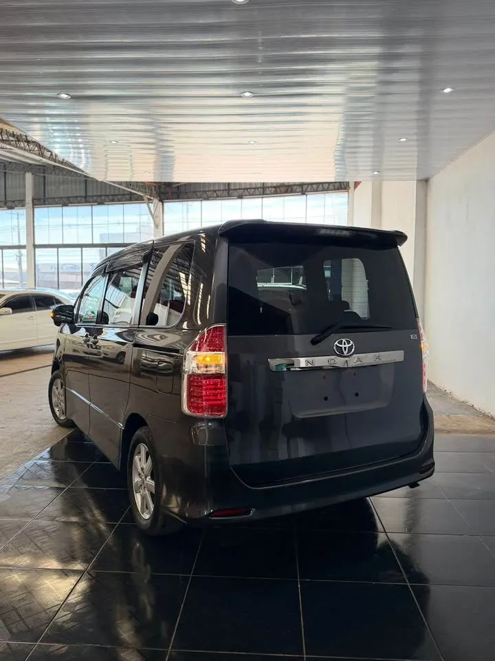 Toyota Noah 2009