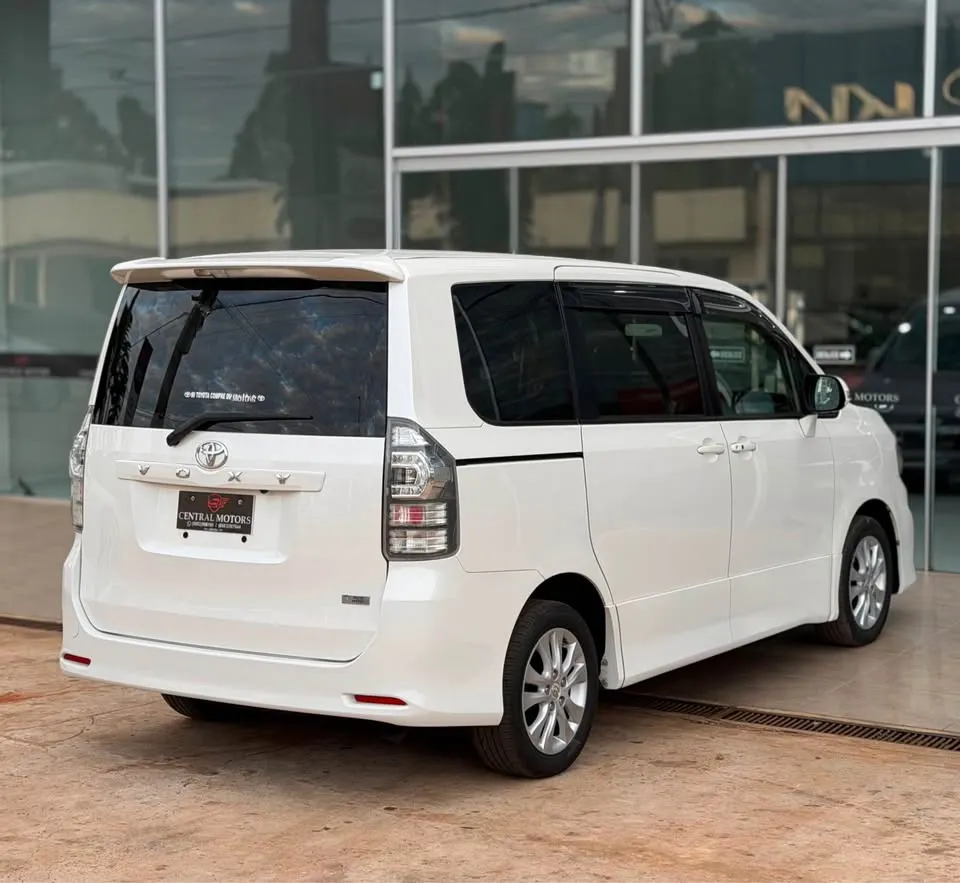 Toyota Voxy 2011
