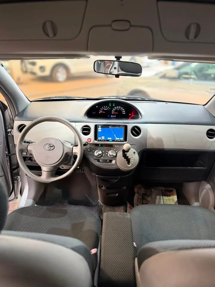 Toyota Sienta 2006