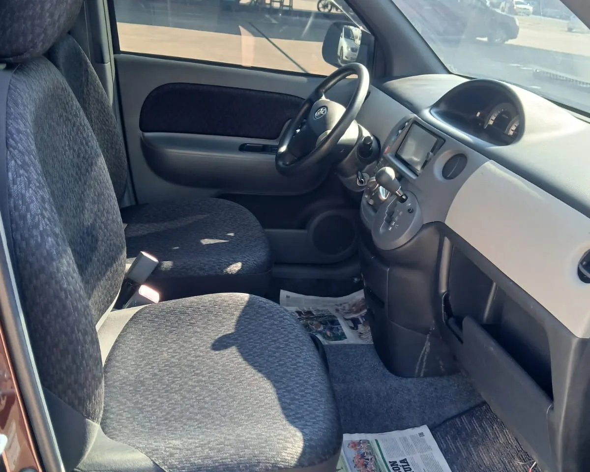 Toyota Sienta 2012