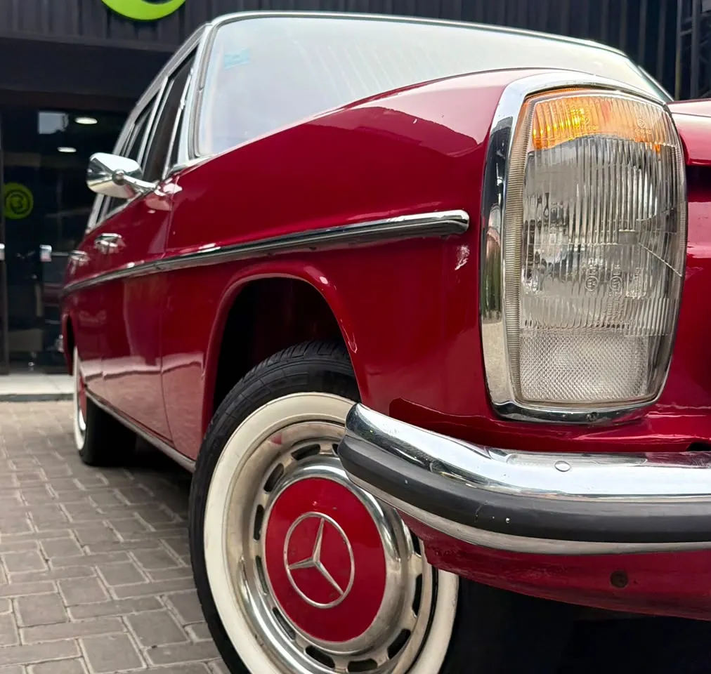 Mercedes-Benz Clase E 1974 240D /8 (W115), probable — confirmar versión exacta