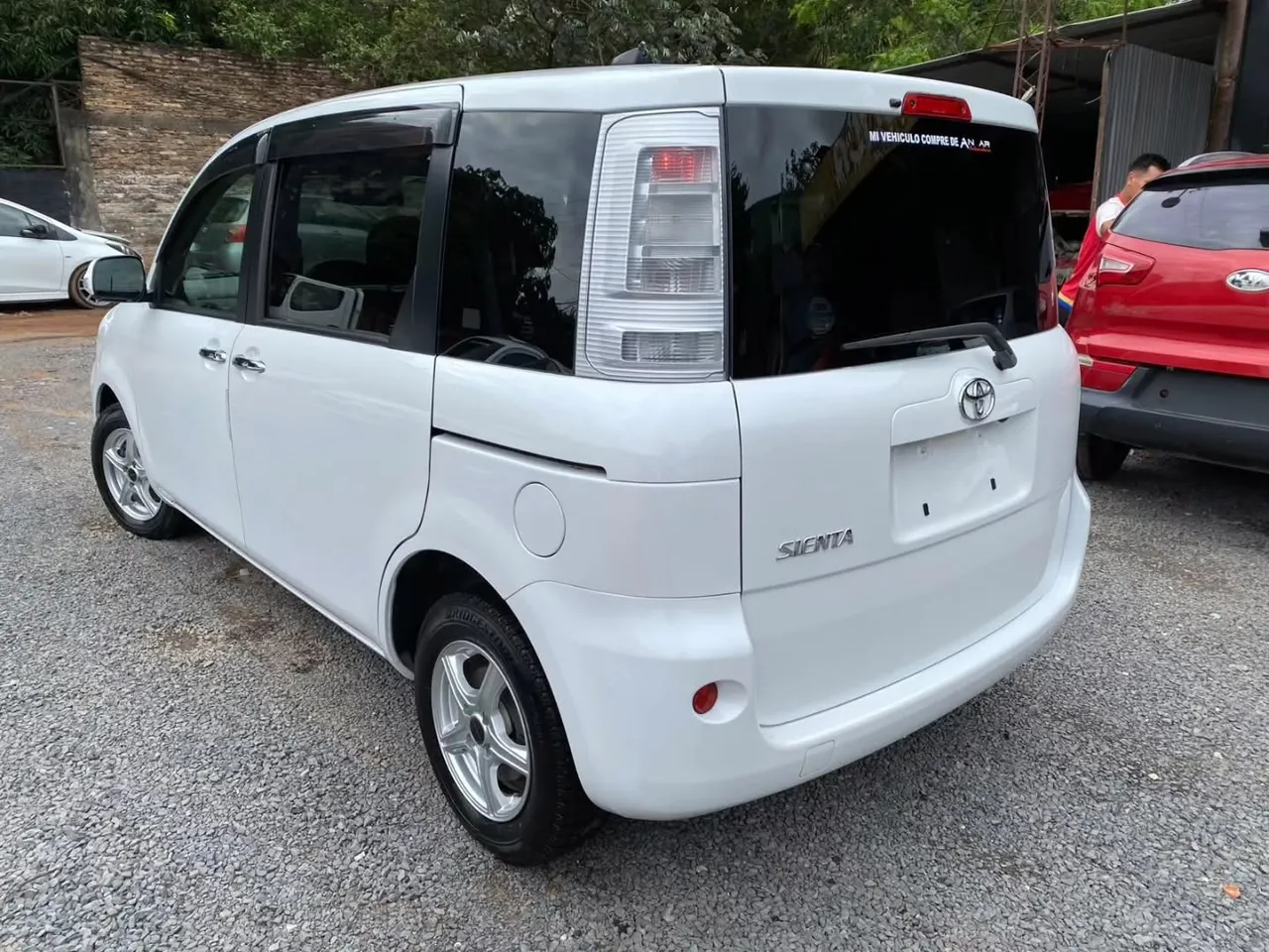 Toyota Sienta 2013