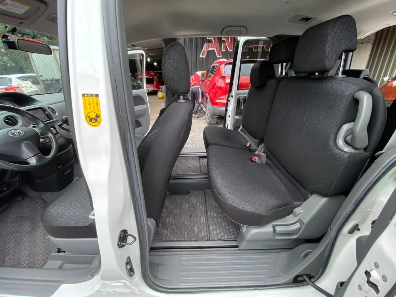 Toyota Sienta 2013