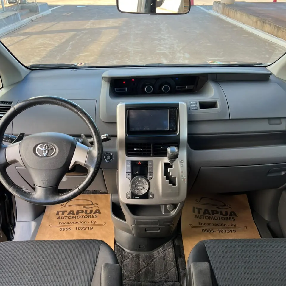 Toyota Voxy 2008