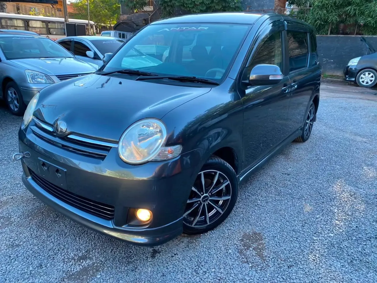 Toyota Sienta 2010