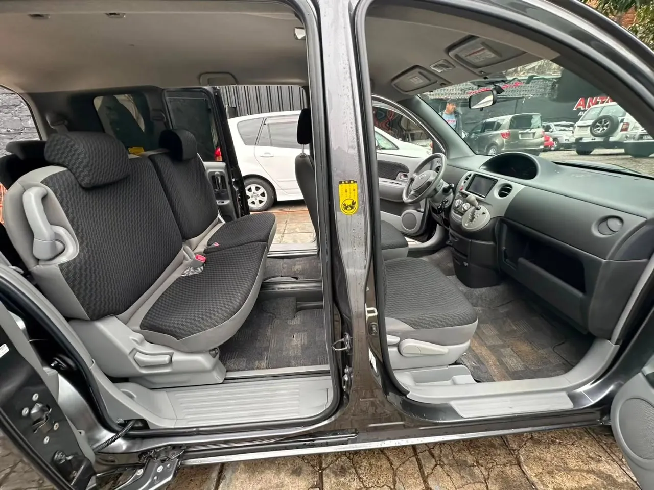 Toyota Sienta 2008