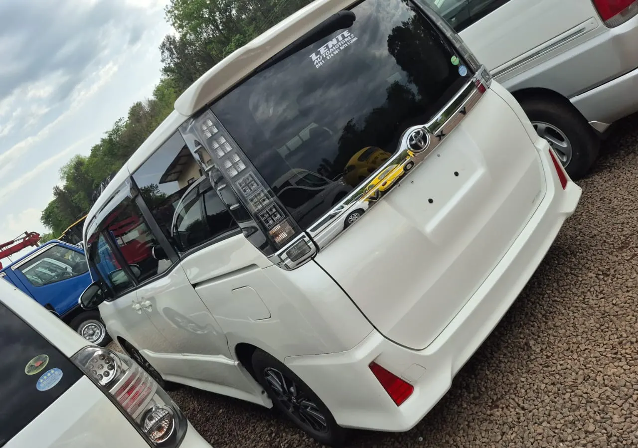 Toyota Voxy 2014 5