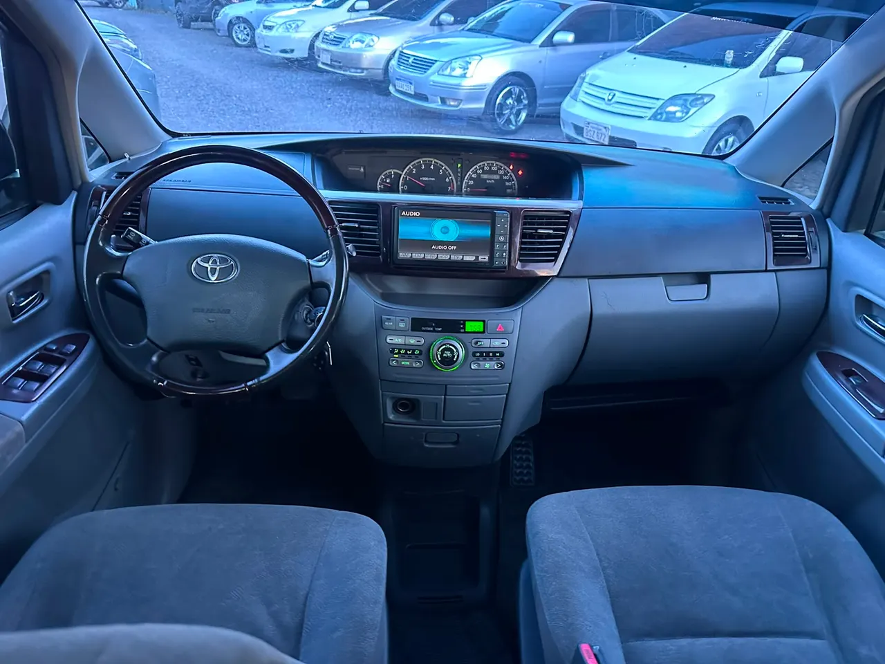 Toyota Noah 2005