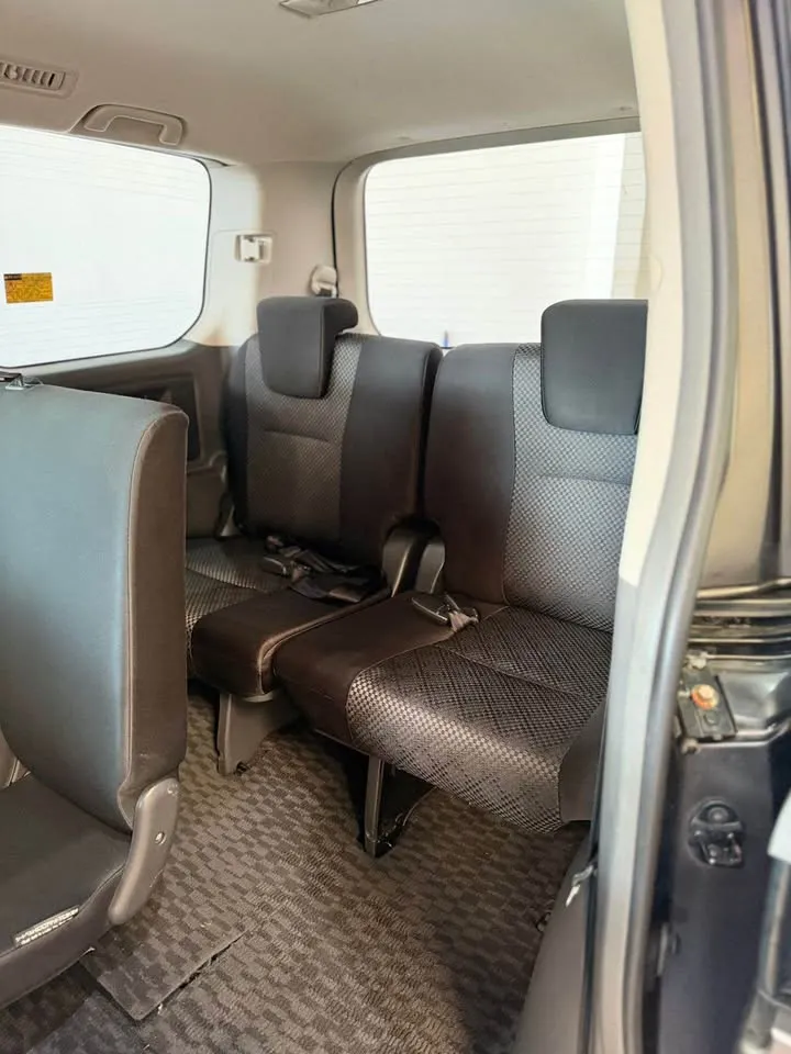 Toyota Noah 2009