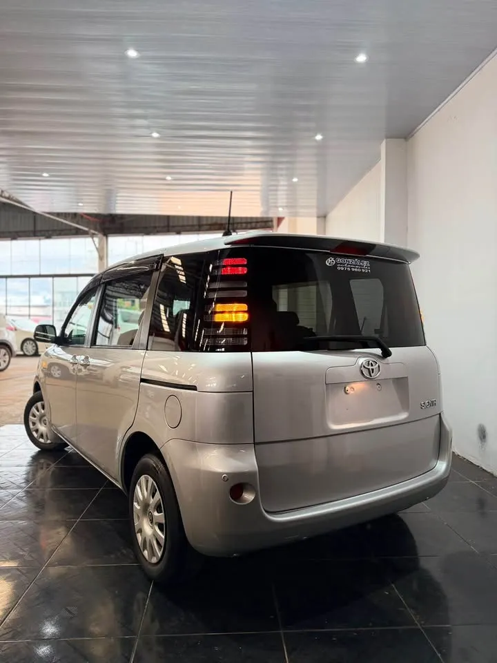 Toyota Sienta 2006