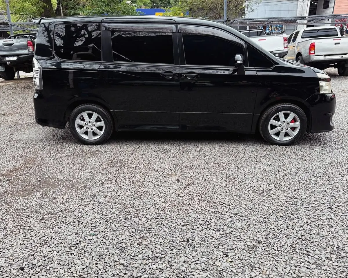 Toyota Voxy 2008