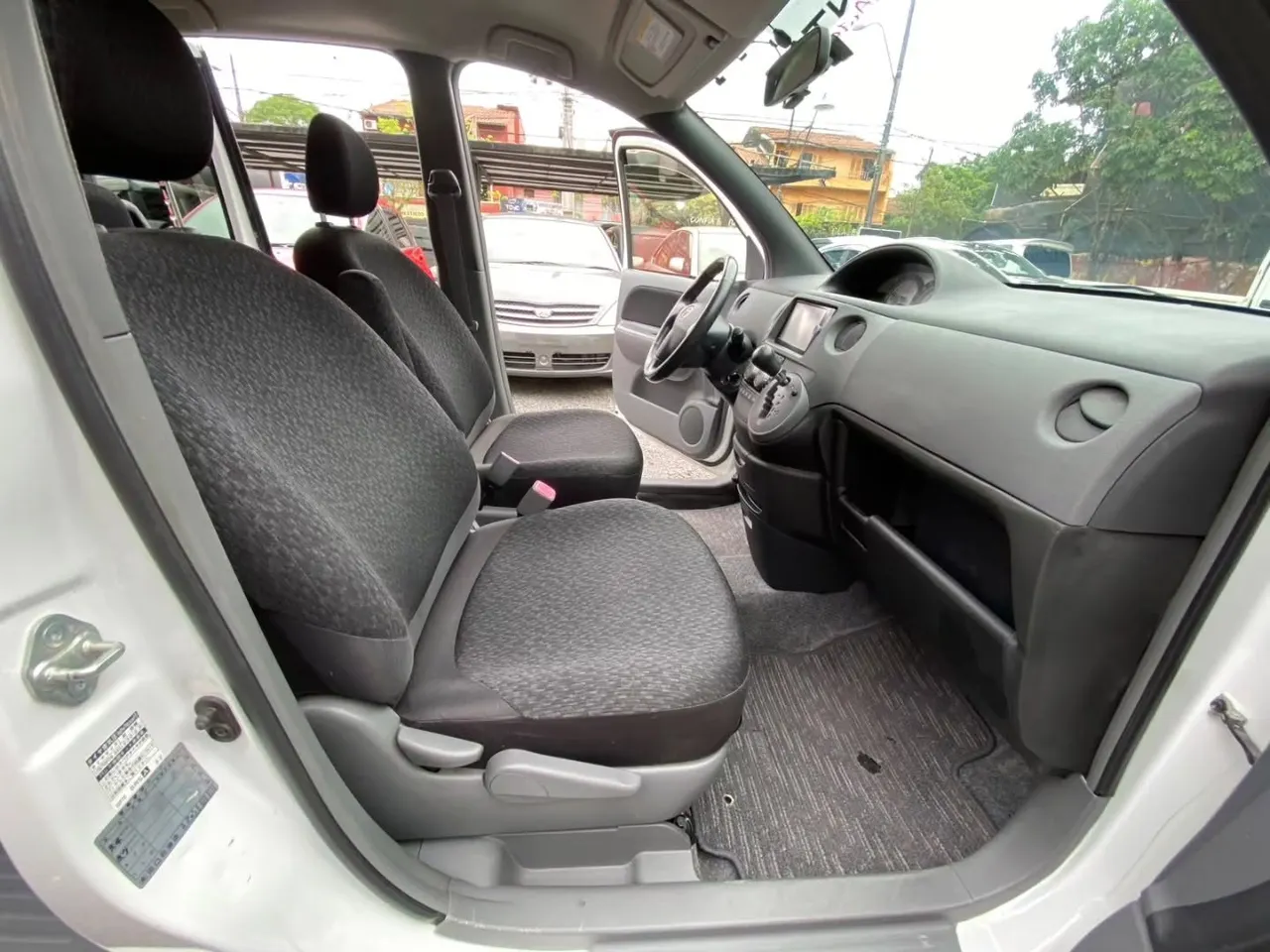 Toyota Sienta 2013