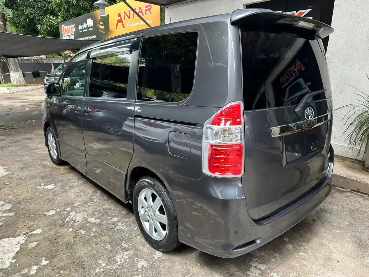 Toyota Noah 2007