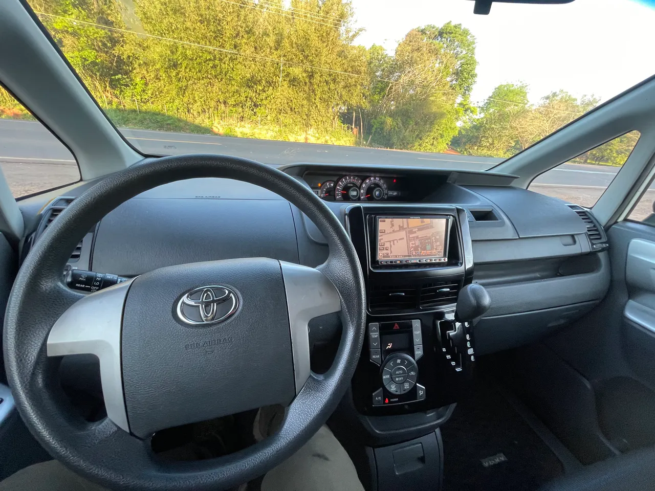 Toyota Voxy 2014 3