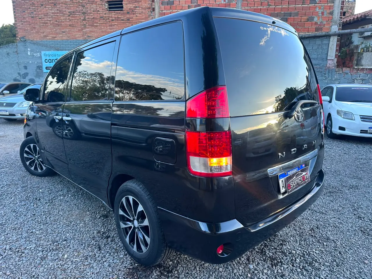 Toyota Noah 2005