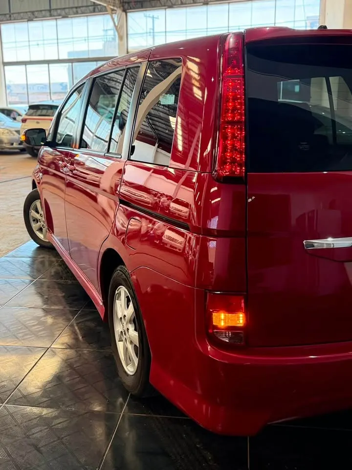 Toyota Isis 2012