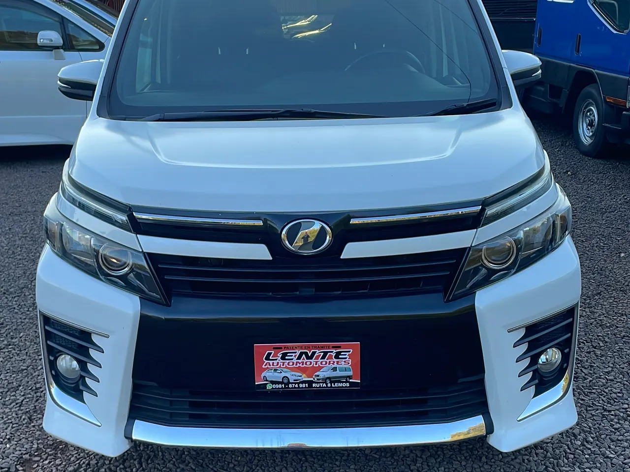 Toyota Voxy 2014 3